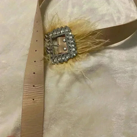 Women’s belt NWOT cream colored belt with rhinestones & feathers on buckle - Picture 3 of 4